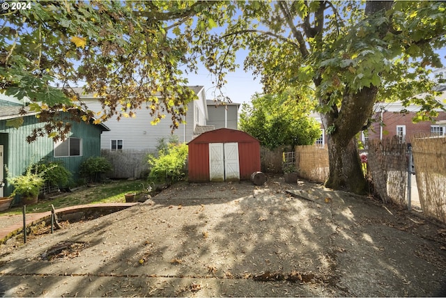 view of yard with a shed