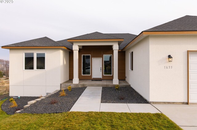 entrance to property featuring a porch