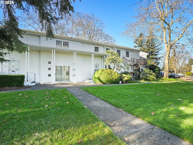 view of front facade with a front lawn