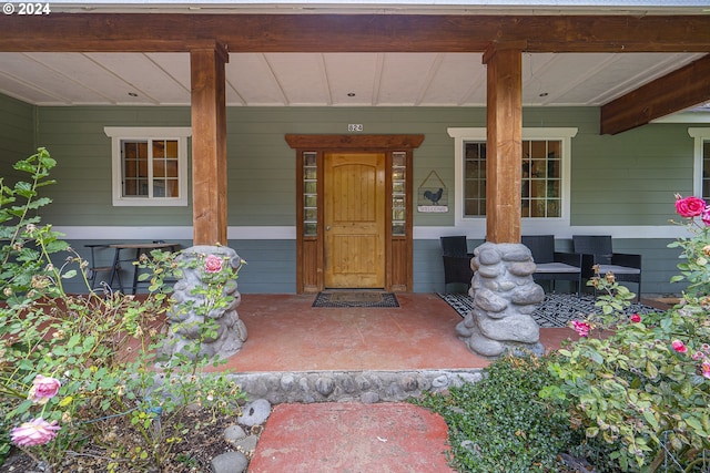 entrance to property featuring a porch