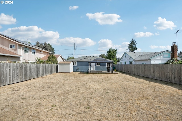 view of yard featuring a storage shed