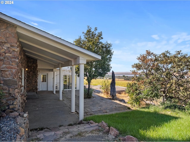 view of yard featuring a patio