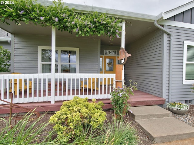 entrance to property featuring covered porch