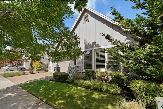 view of front facade featuring a garage and a front lawn