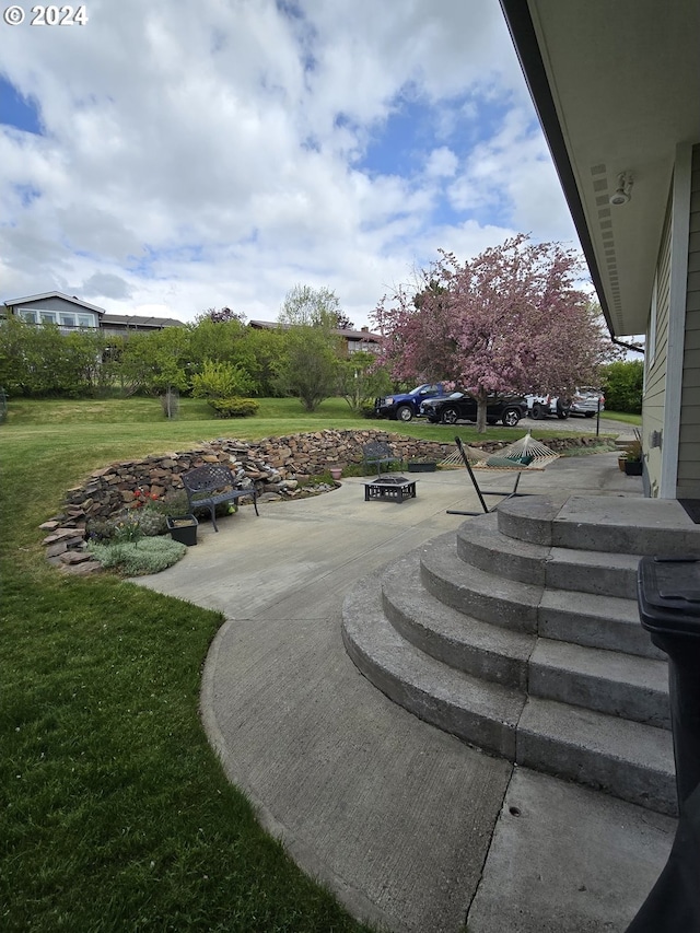 view of yard featuring a patio