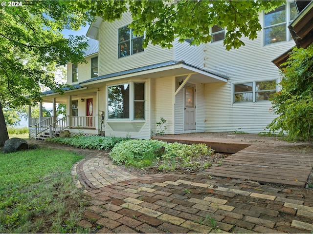 country-style home with a porch