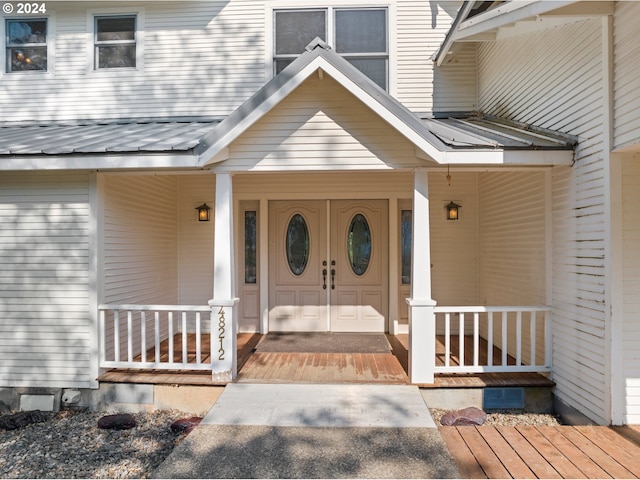 entrance to property featuring covered porch