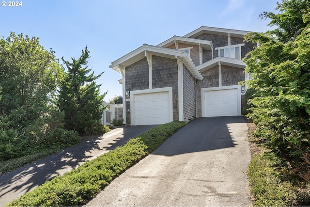 view of front facade featuring a garage