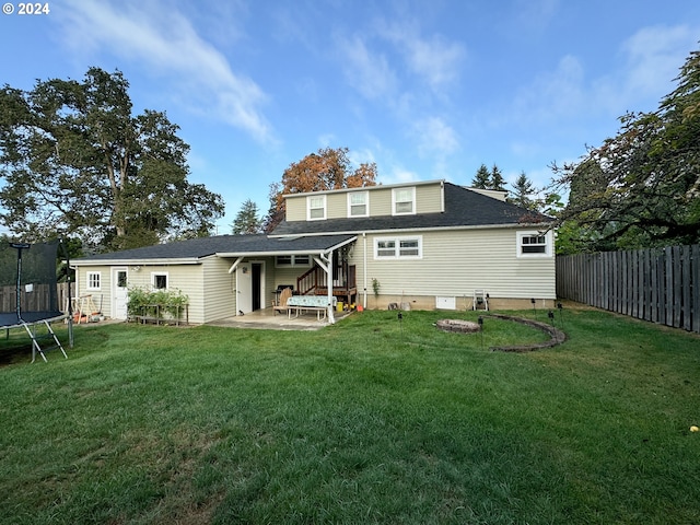 5716 Duniway Ave, Gladstone, OR 97027 - back of property with a trampoline and a patio area