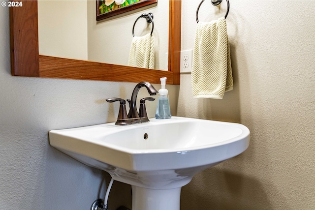 bathroom featuring sink