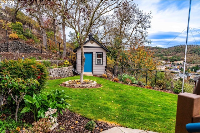 view of yard featuring an outbuilding