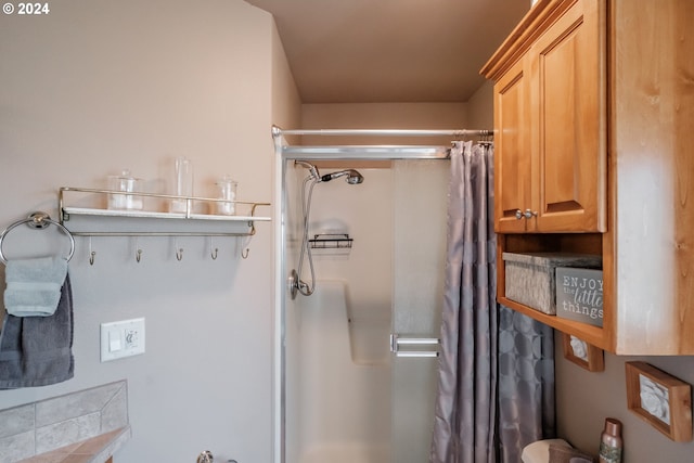 bathroom featuring a shower with shower curtain