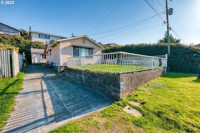 view of front of house featuring a front lawn