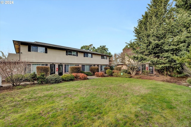 view of front of house featuring a front yard