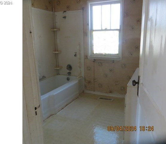 bathroom with bathtub / shower combination