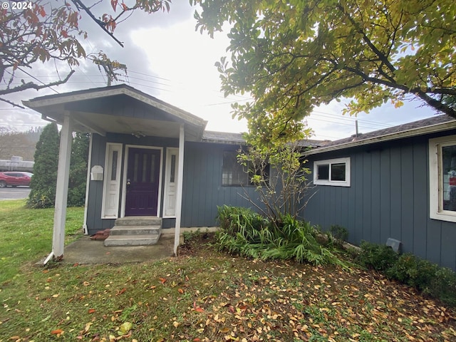 view of front of property featuring a front yard