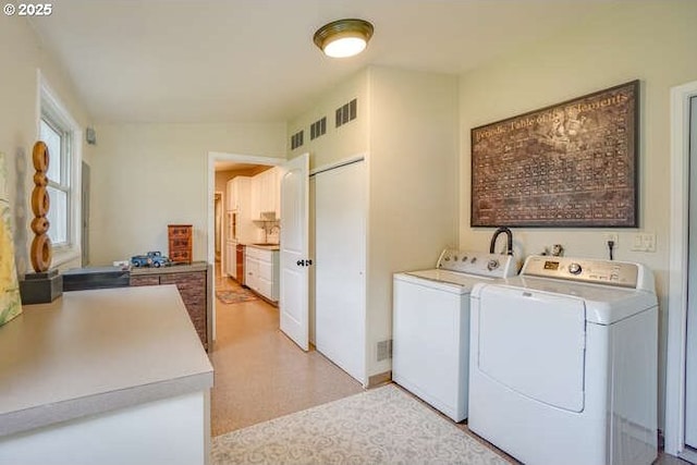206 Farview Dr, Vancouver, WA 98661 - laundry area featuring laundry area, visible vents, and independent washer and dryer