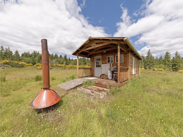 view of yard with an outbuilding