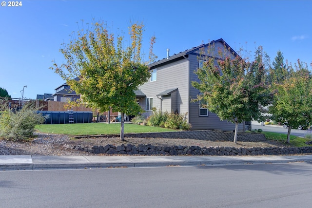 view of front of property featuring a front yard