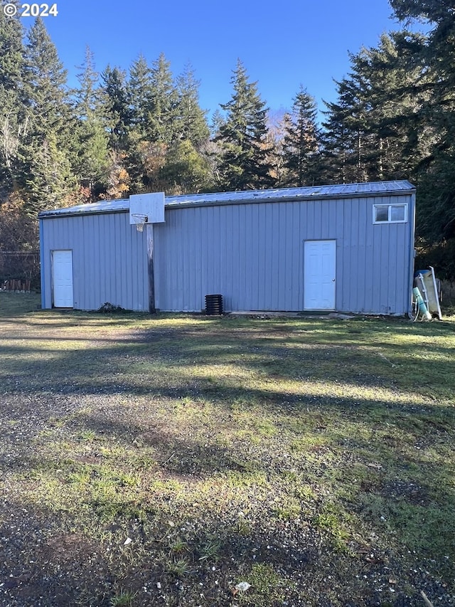 view of outdoor structure featuring a yard