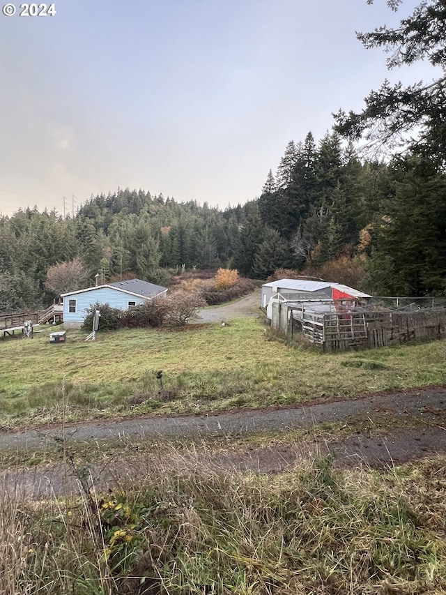 view of yard featuring a rural view