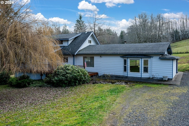 back of house featuring a lawn