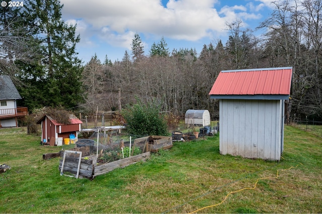 view of yard featuring a shed