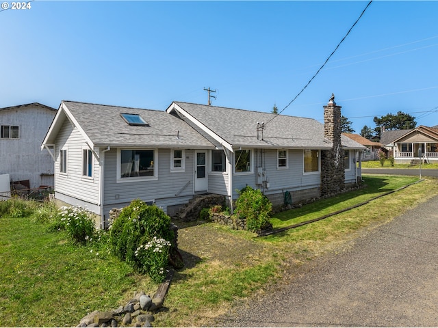 single story home with a front lawn