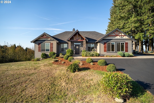 view of front of property featuring a front yard