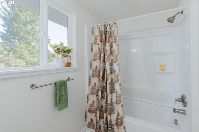 bathroom featuring a healthy amount of sunlight and shower / bath combo