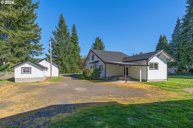 view of yard featuring an outdoor structure and a garage