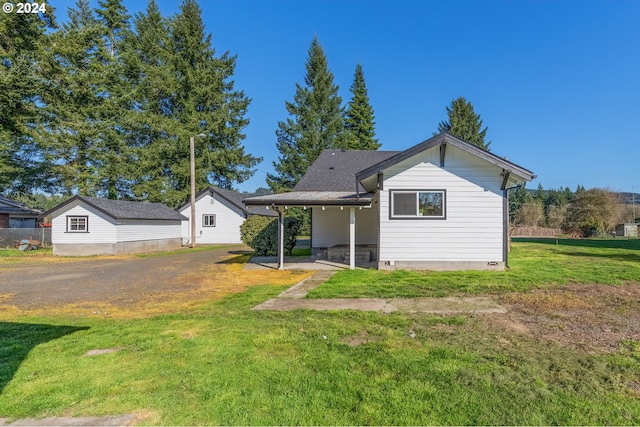 view of front of house featuring a front lawn