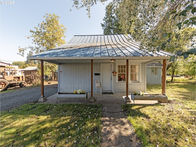 view of front of home with a front lawn