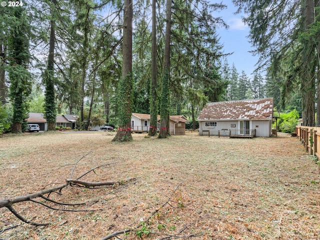 view of yard featuring a storage shed