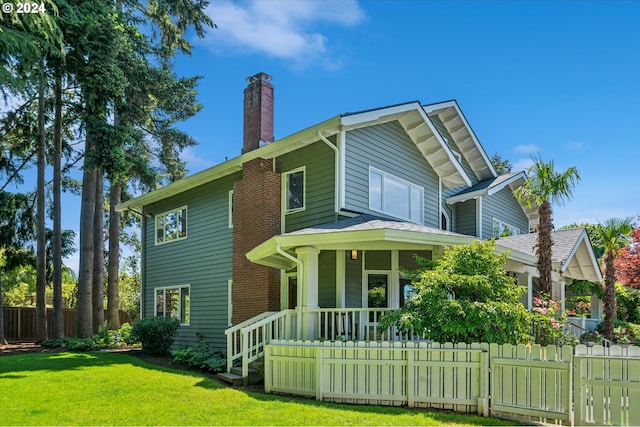 view of front facade with a front lawn