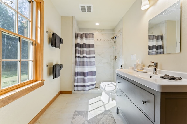 full bath with visible vents, curtained shower, baseboards, toilet, and vanity