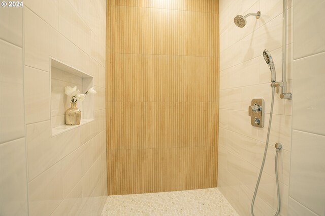 bathroom featuring tiled shower