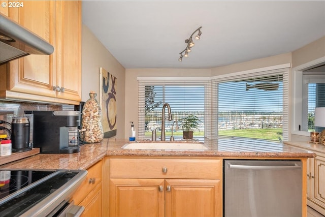 kitchen featuring sink, kitchen peninsula, stainless steel appliances, and light brown cabinetry