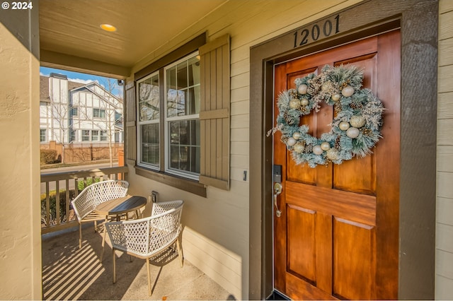 entrance to property featuring covered porch