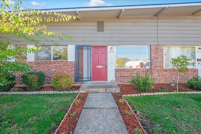 property entrance featuring a yard