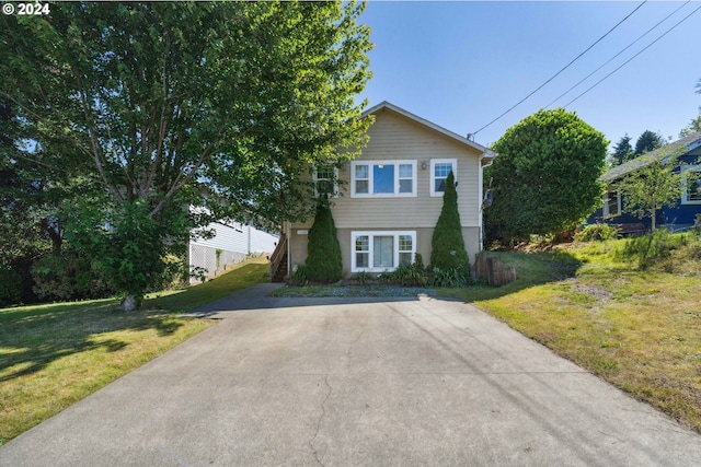 view of front of property featuring driveway and a front yard