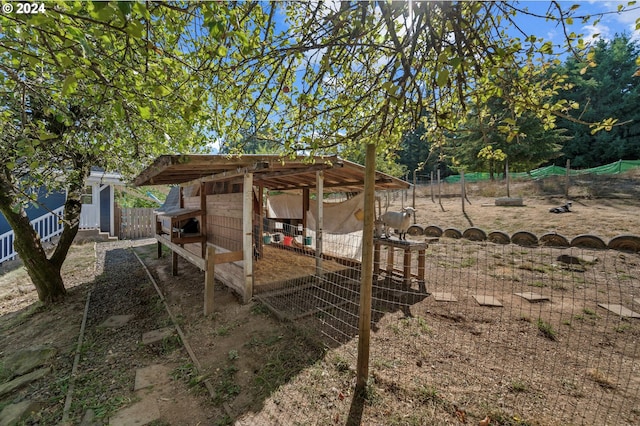 view of yard featuring an outdoor structure