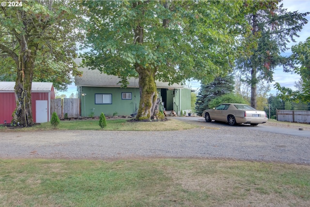 view of front of property featuring a front lawn