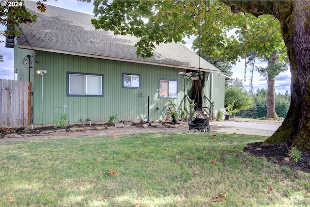 view of front facade with a front yard