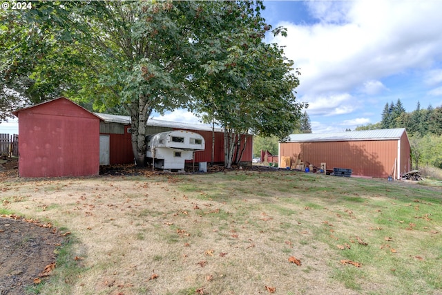 view of yard with a storage shed