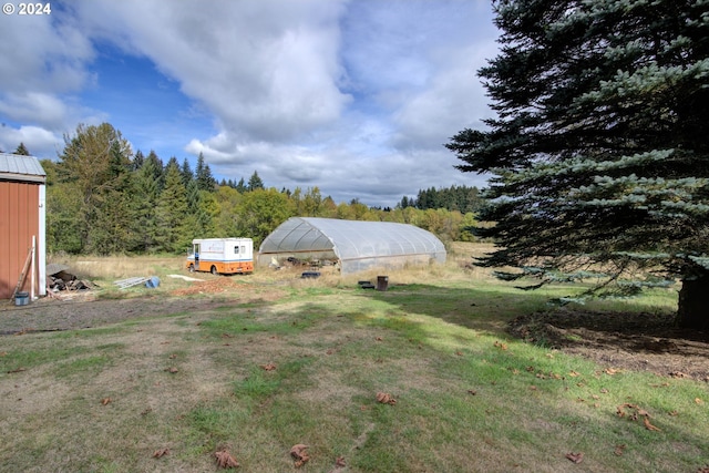 view of yard with an outdoor structure