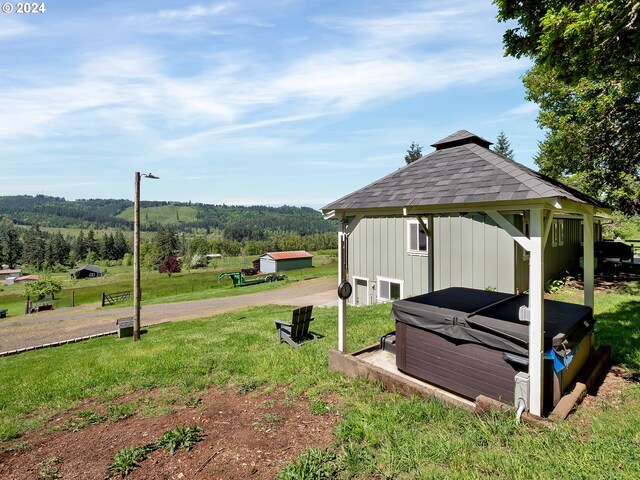 view of yard featuring a hot tub