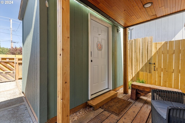 entrance to property with fence