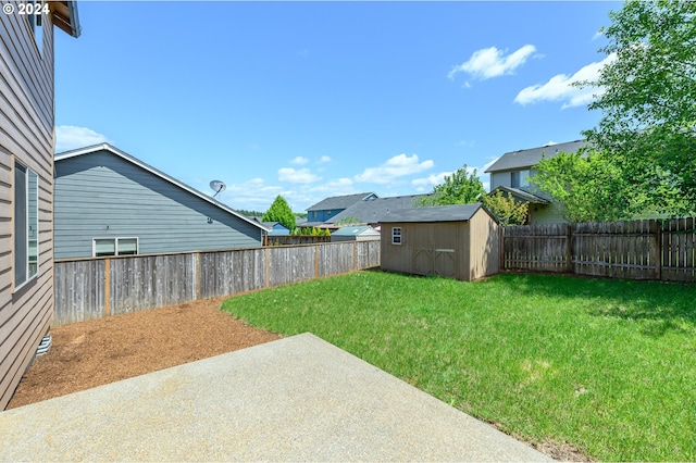 view of yard featuring a storage shed