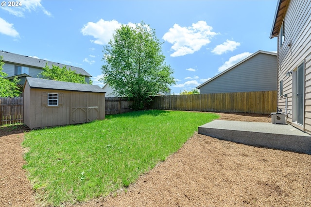 view of yard featuring a shed